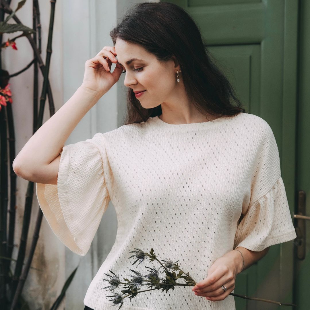 Světlé tričko s volánkovými rukávy z Pure kolekce se stane vaší závislostí. Organický materiál, jemný vzor a skvělý střih.