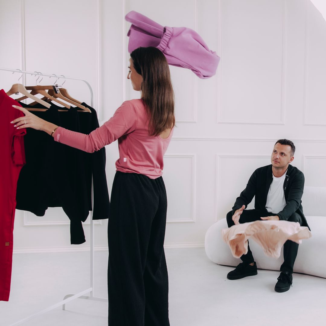 Výběr oblečení často není jednoduchý a Káťa přebírá ramínka jedno po druhém. Ještě, že její partner má dost trpělivosti a oblečení létající vzduchem chytá.