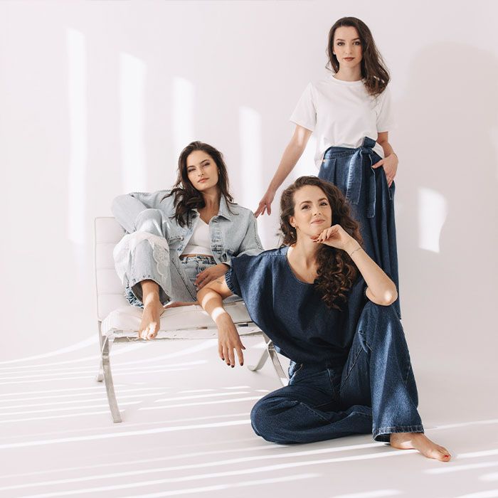 Kolekcia Blue Soul nie je len o perfektne padnúcich džínsoch. Objavíte v nej aj naše ikonické sukne Mawe, topy, rifľovú bundu, šatky, opasky a mnoho ďalšieho.
Ušité s láskou v Česku – s láskou k udržateľnosti.