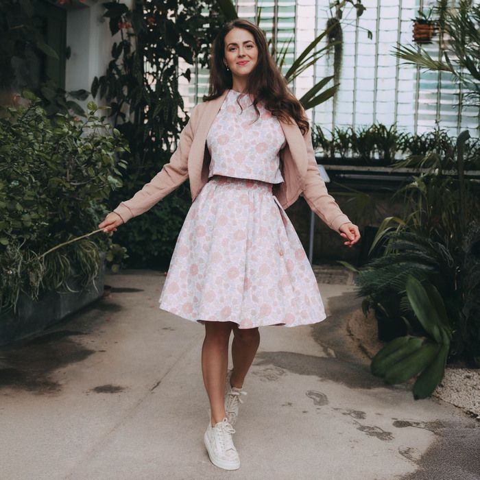 Světle růžové sáčko Maua, květinová sukně Uzuri a krátký top ve stejném vzoru - to je krásný a udržitelný outfit z Pure kolekce. Ušito v Česku.