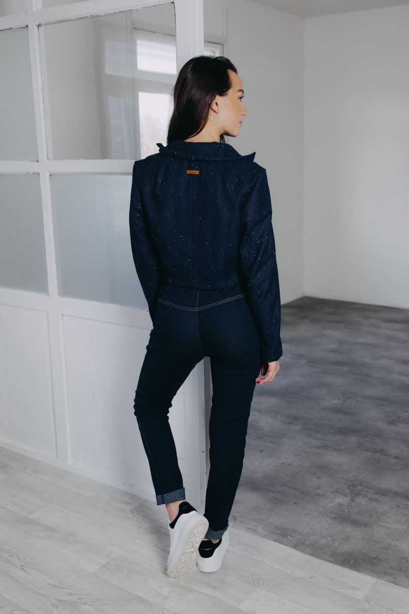 Kačka má na sobě při své výšce 170 cm velikost XS.