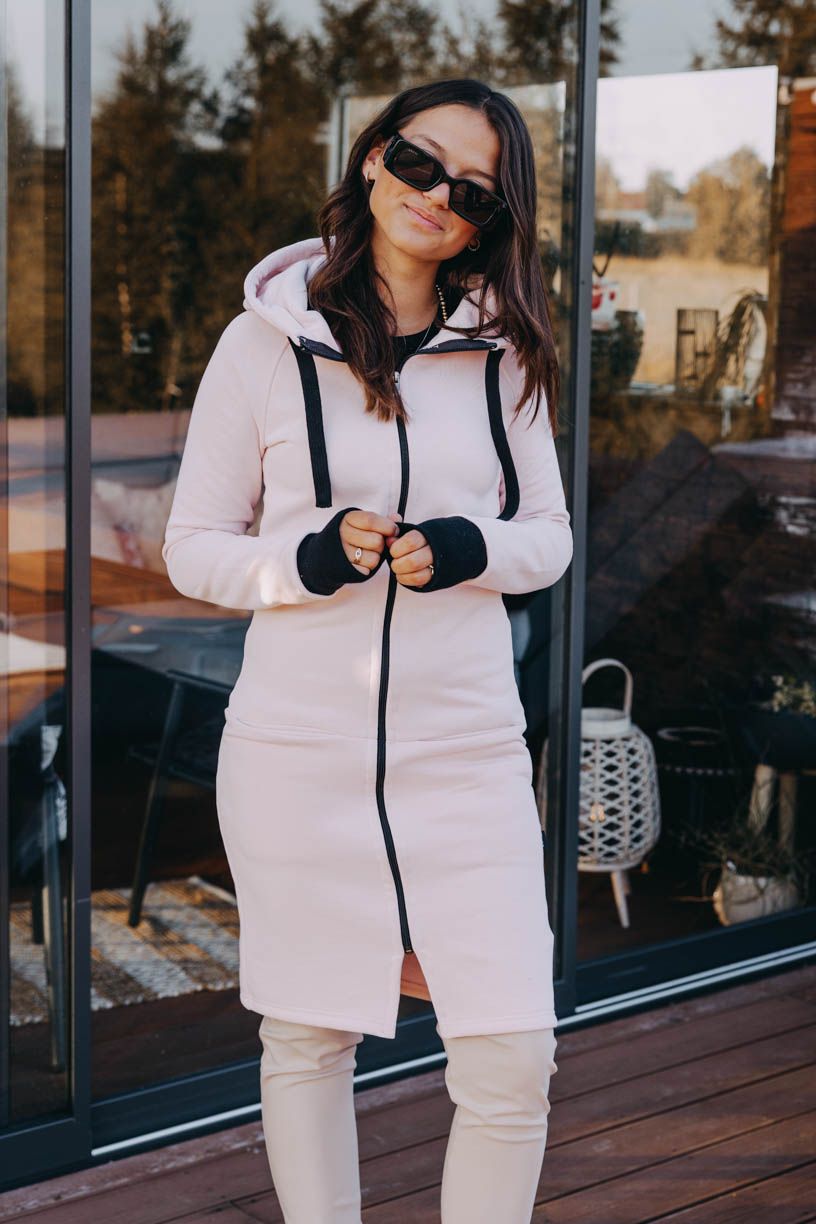 Agát má na sobě při své výšce 171 cm velikost XS.