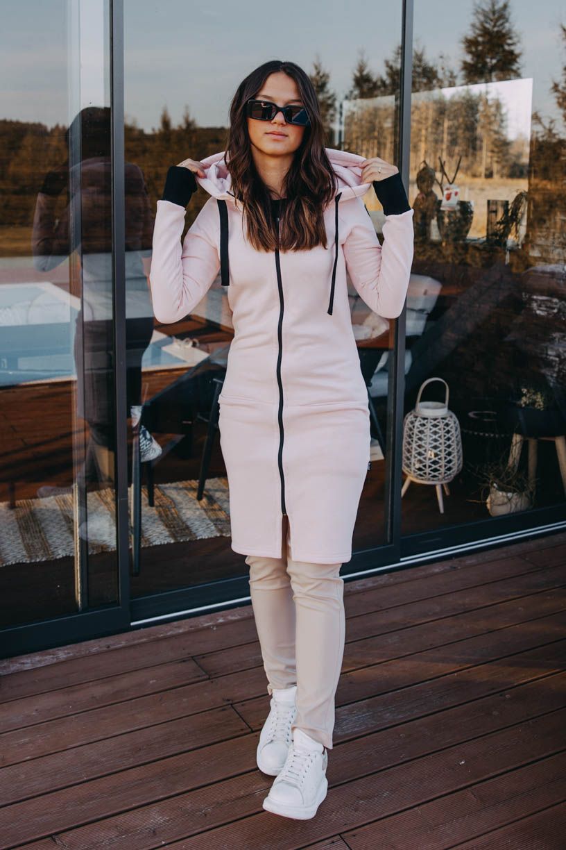 Agát má na sobě při své výšce 171 cm velikost XS.