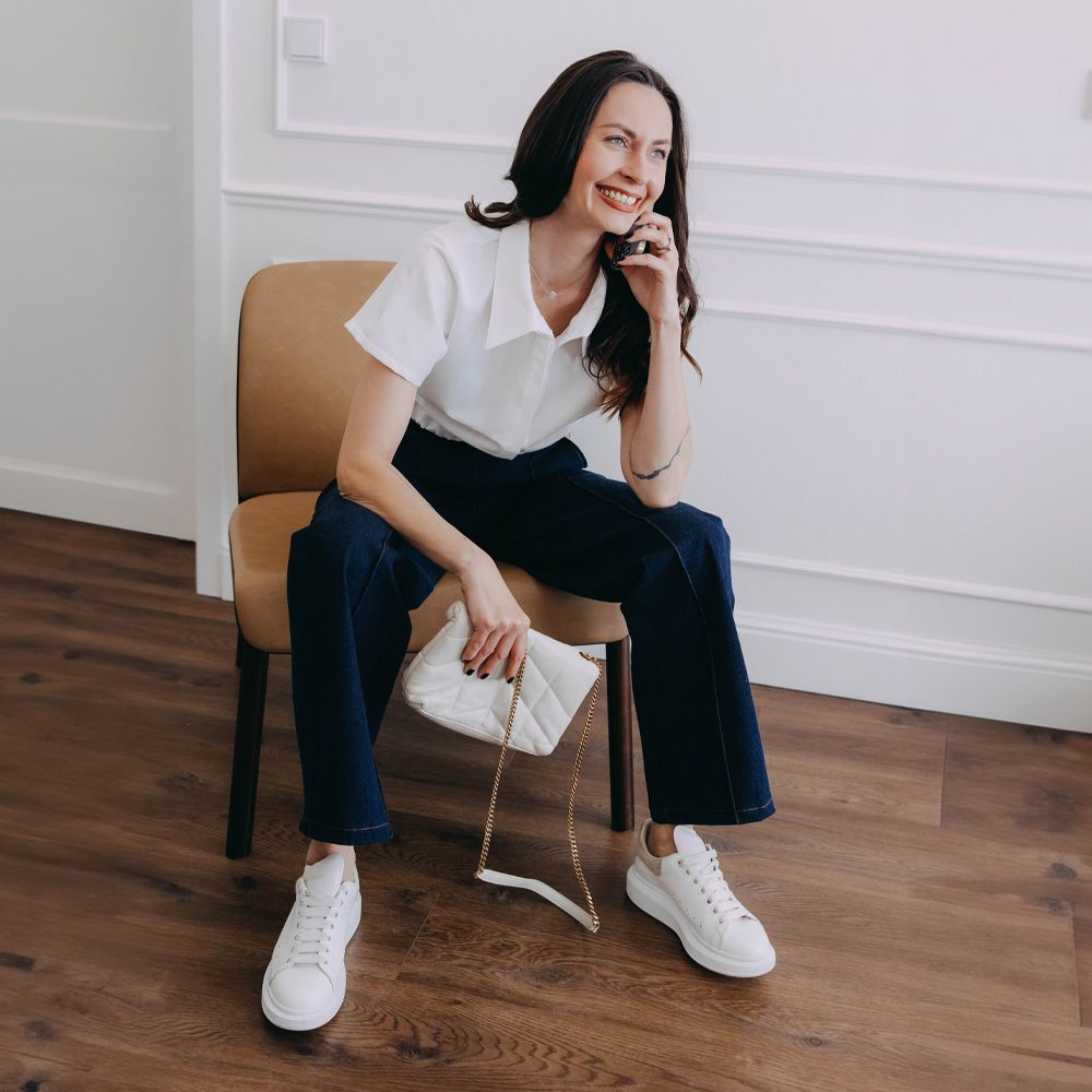 Pohodlná elegance raz dva. Černé kalhoty rovného střihu a bílá crop košile s krátkým rukávem. Jednoduše praktický komplet do minimalistického šatníku. 