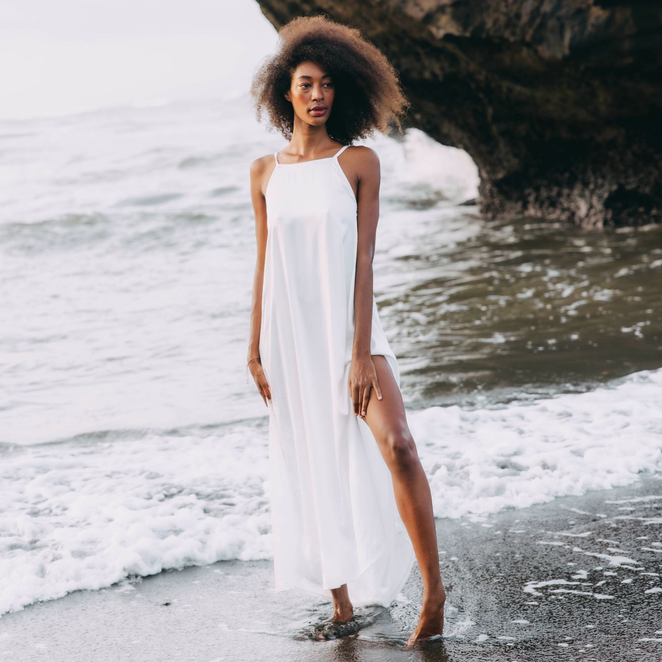 Rozevláté bílé šaty Ishani, které vznikly jakou součást Bali kolekce, jsou dlouhého střihu, s rozparky a holými zády. Ušité z eko materiálu. 