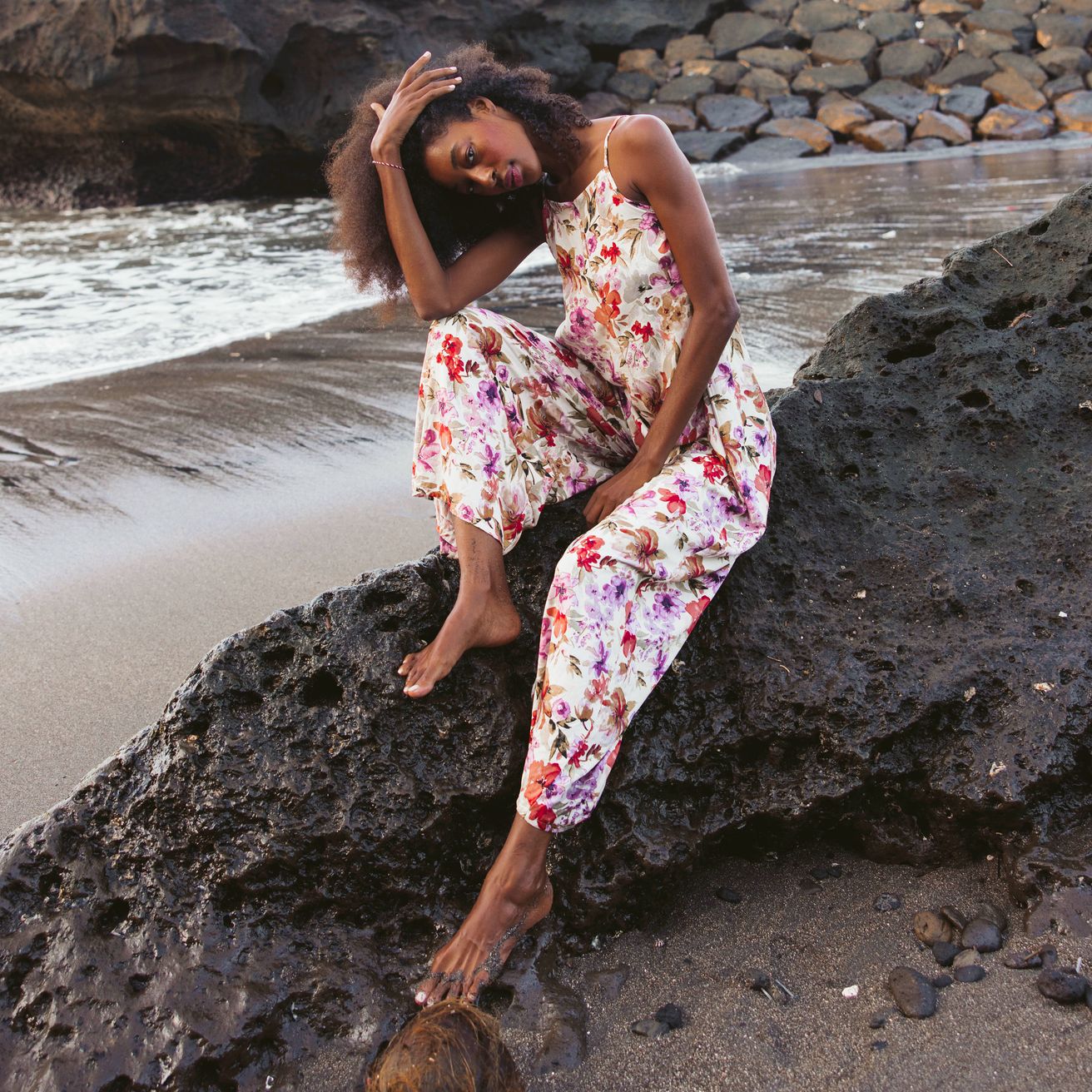 Květinový overal Ishani s odhalenými zády je tou pravou volbou na letní dovolenou. Inspirováno Bali - ušito v Česku.