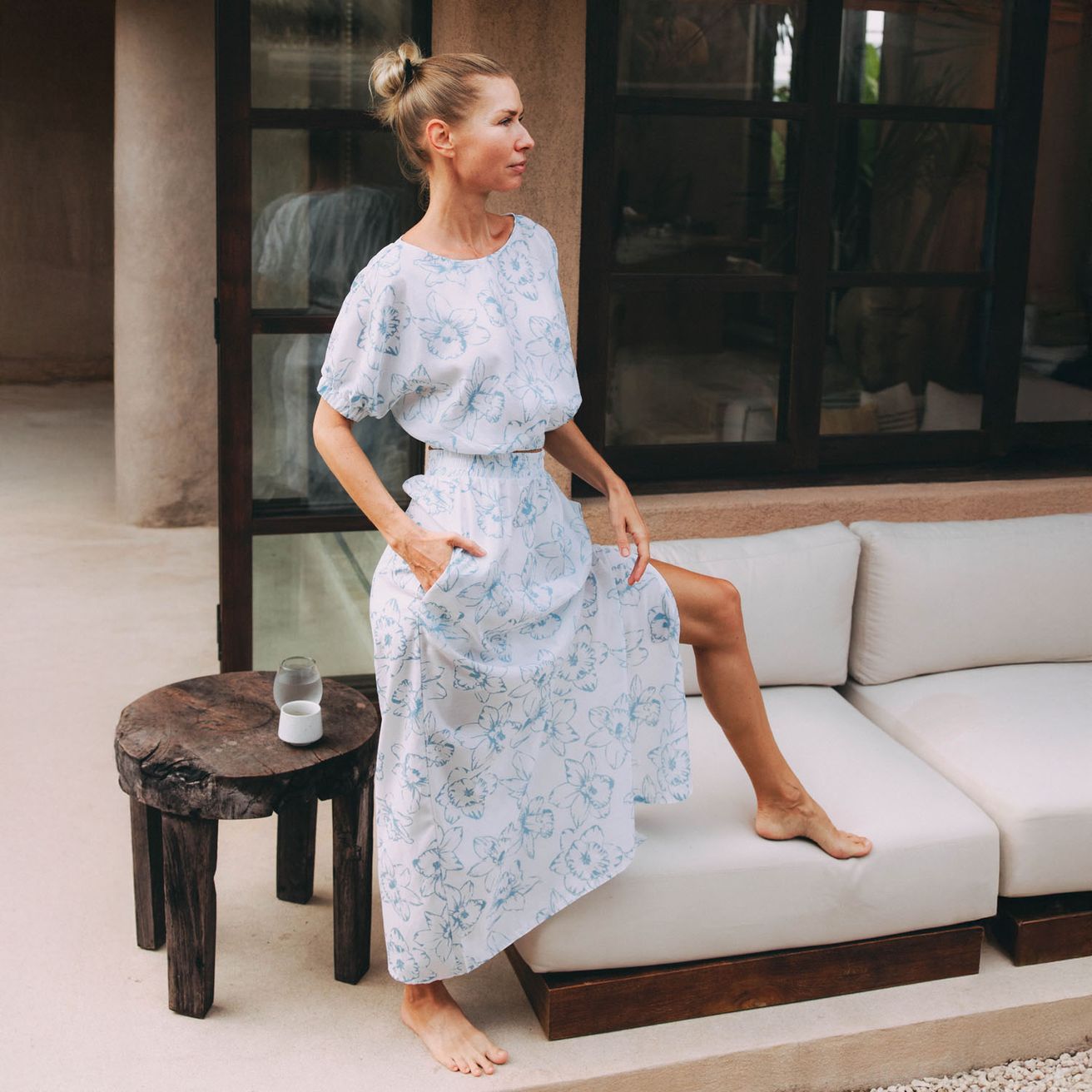 Světlý květinový crop top Geeti s krátkým rukávem a dlouhá sukně Kimaya s rozparkem. Monochromatikcý komplet z Bali kolekce české značky Buga.