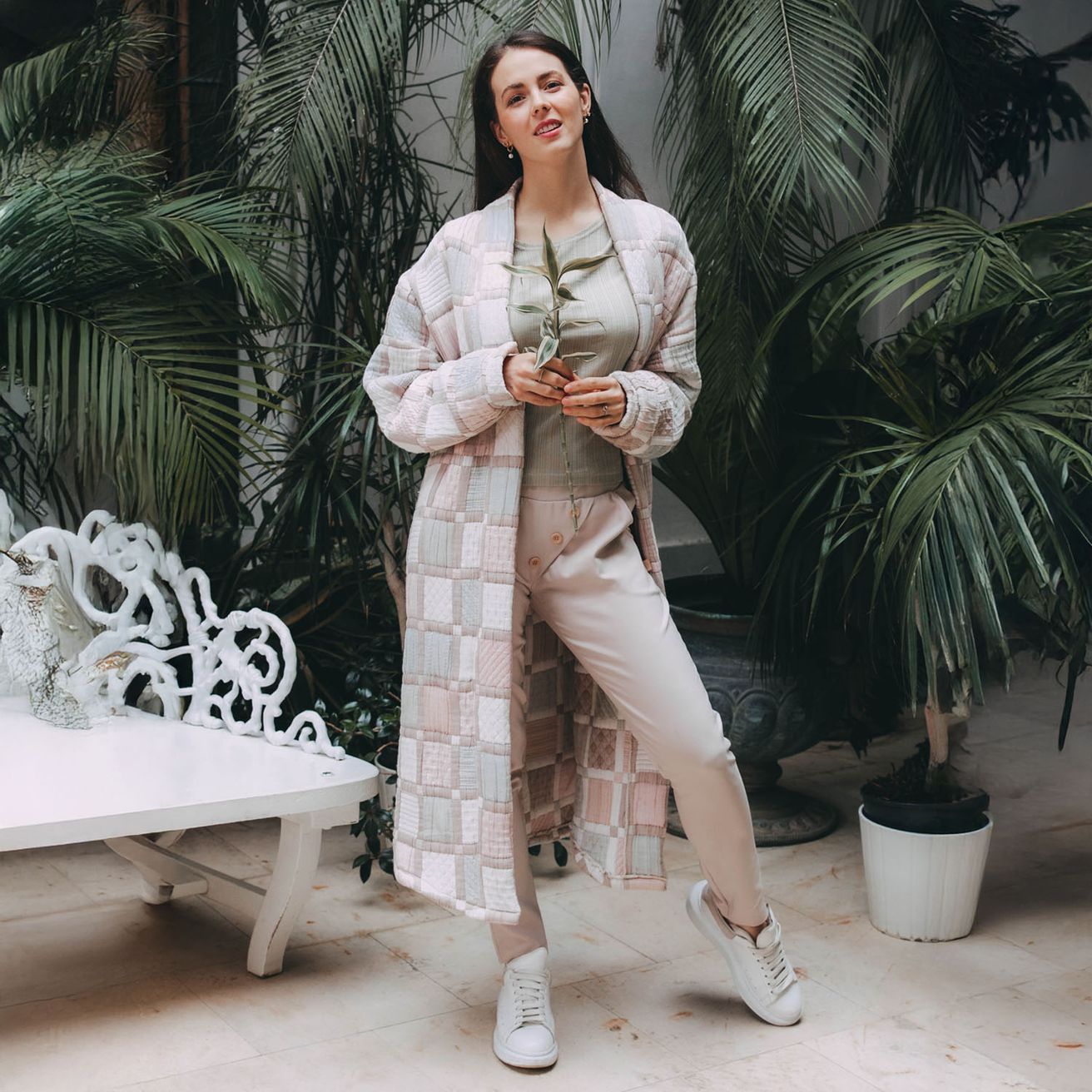 Světlý kompletní složený z krémových kalhot Reece, olivového trička a oversized kardiganu Mti - ušito v Česku