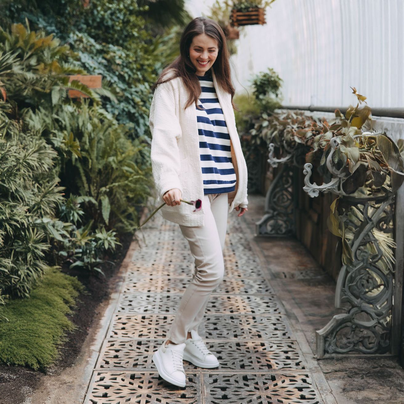 Krémové kalhoty Reece, světlé sáčko Asili a pruhovaný svetřík Upendo Kačce opravdu sluší - ušito v Česku.