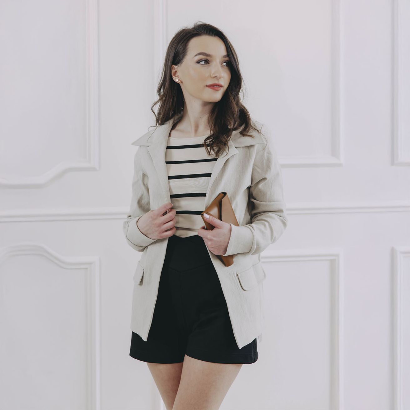 Sáčko Ikenna Beige, pruhované tričko Gogo a černé kraťasy Selas Kačce moc sluší - ušito v Česku.