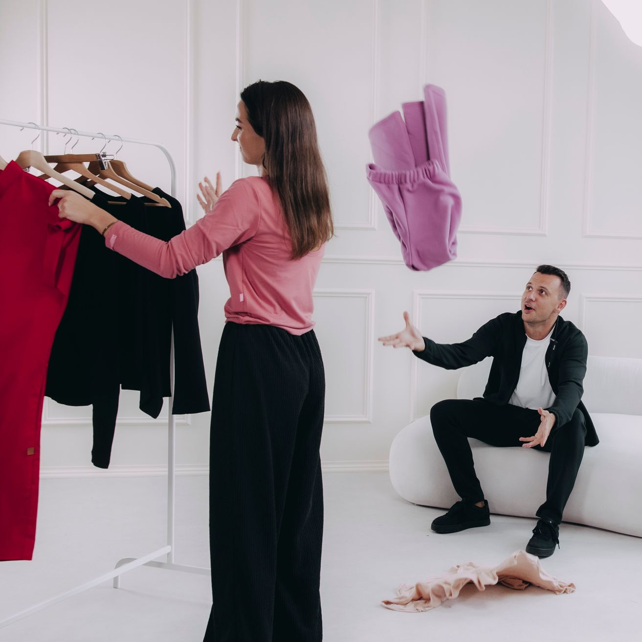 Kačka si vybírá oblečení na večerní akci a její partner se snaží jí být nápomocný, ale není to hračka. Oblečení z české dílny Buga však určitě pomůže.