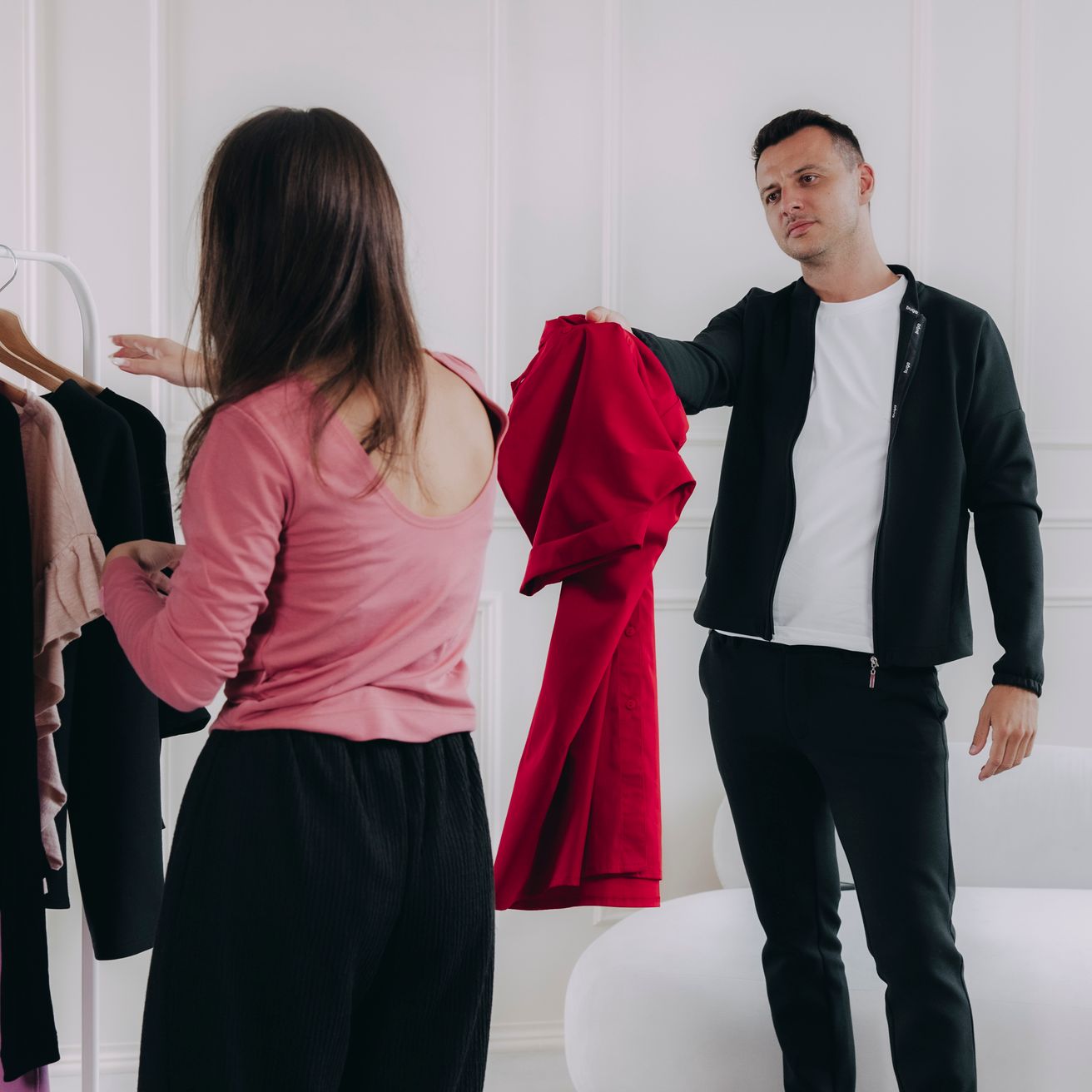 Kačka stále vybírá, ale partner má jasno. Vyhrávají červené košilovky, které jsou ležérní, elegantní a sexy. Navíc díky lokální výrobě přinesou i dobrý pocit při nošení.