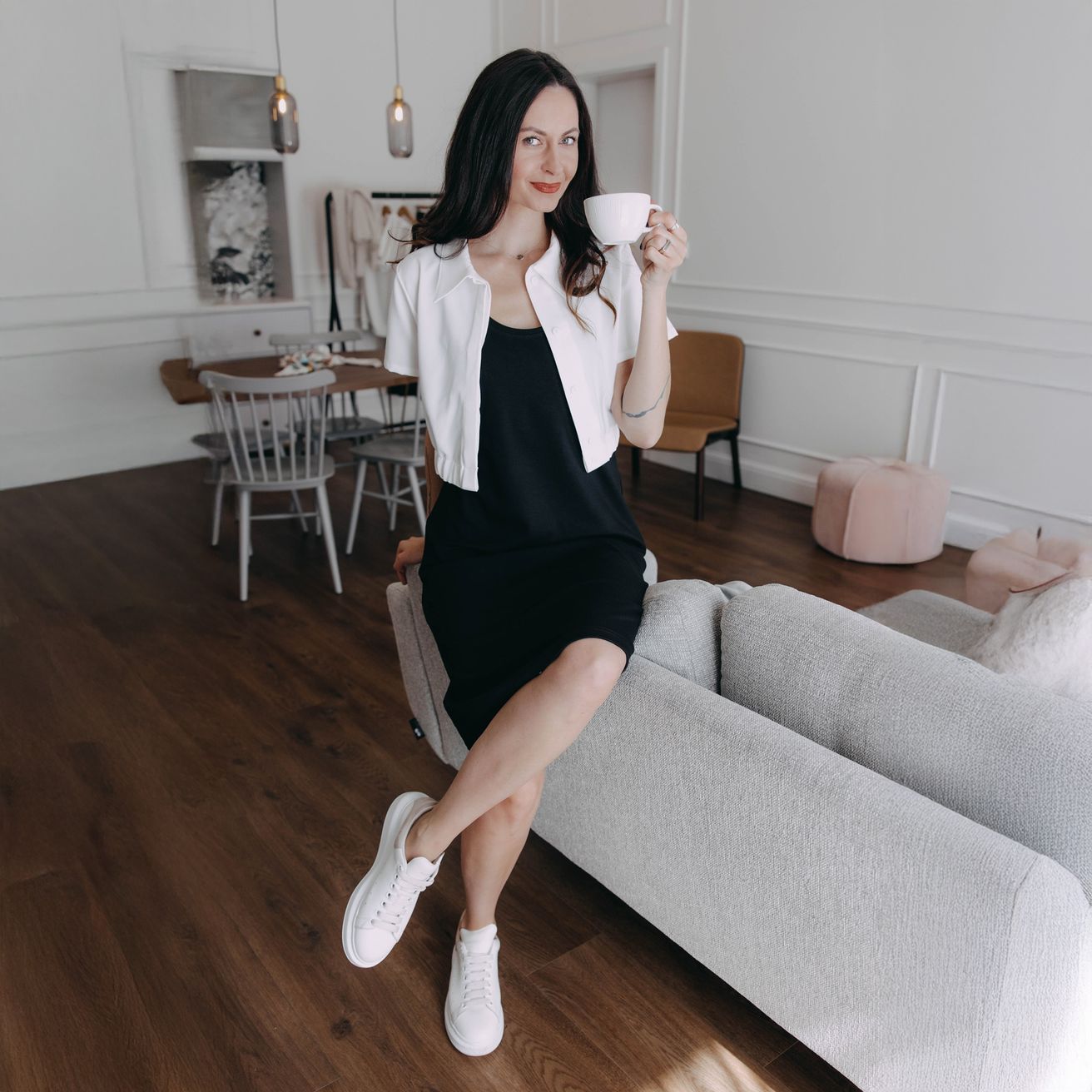 Ivana oblékla malé černé šaty a bílou crop košili - ideální kombinaci do kapsulového šatníku. Z kolekce české značky Buga.