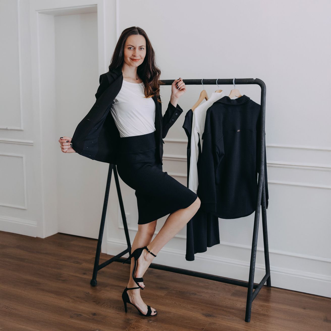 Pouzdrová sukně, bílé basic tričko a černé sáčko. Must-have pro kapsulový šatník. Z české kolekce Buga.