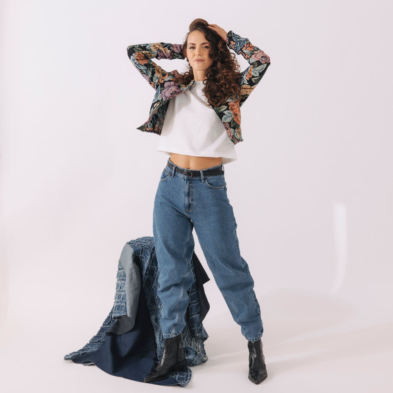 Skvěle padnoucí mrkváče z kolekce Blue Soul, kratší bílý top a květinové sáčko - komplet, který má šmrnc a podrží váš udržitelný šatník.