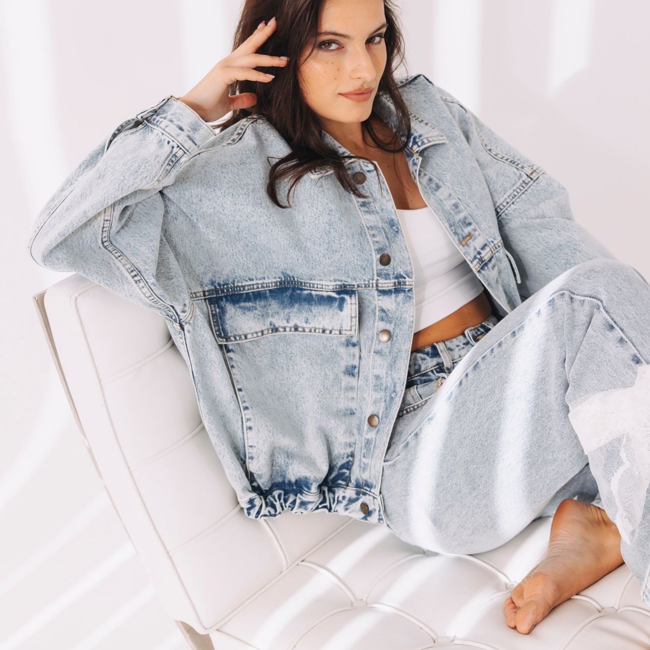 Anička má na sebe svetlú oversize bundu Afia s veľkými vreckami, ušitú v duchu osemdesiatych rokov, s dôrazom na každý detail. Česká výroba.