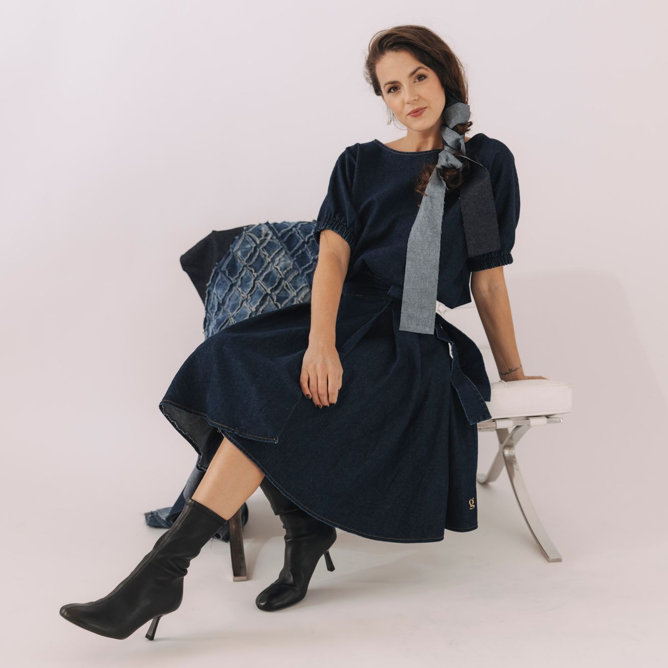 Kačka si obliekla denimový komplet pozostávajúci z ikonickej sukne Mawe a topu Zola.
Oba kúsky sú ušité z kvalitnej organickej rifľoviny a patria do kolekcie Blue Soul. Ušité v Česku.