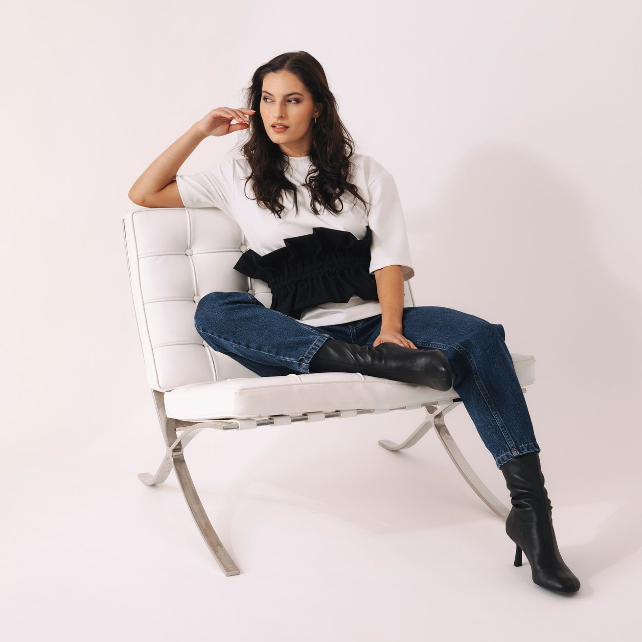 Tmavé mrkváče Luna s bielym basic tričkom a rifľovým riaseným opaskom, ktorý pozdvihne outfit na novú úroveň. Z kolekcie Blue Soul. Ušité v Česku.