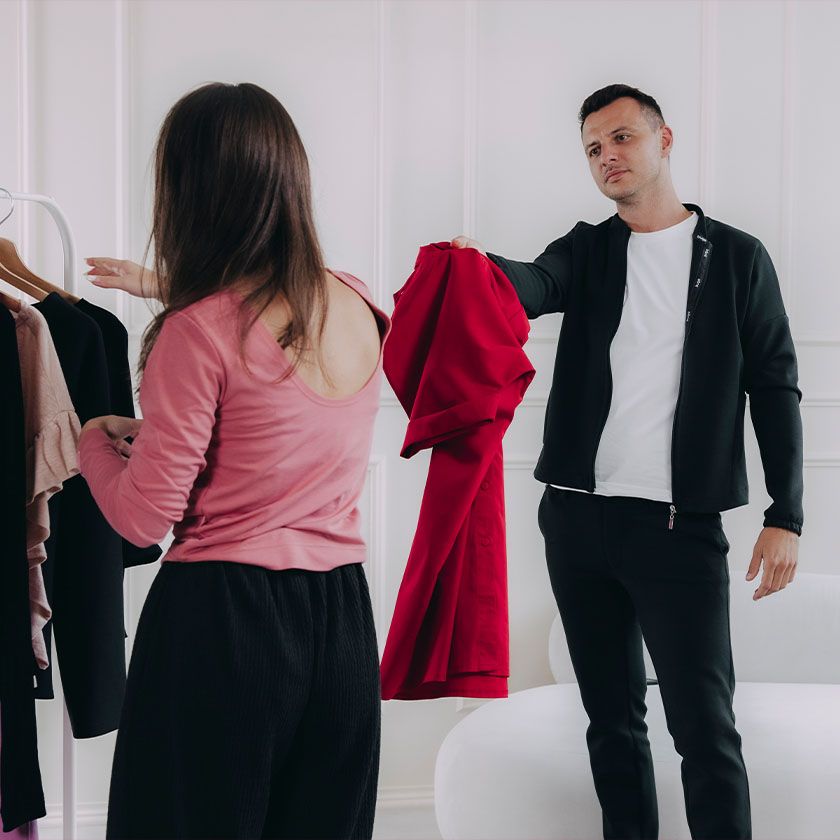 Kačka stále vybírá, ale partner má jasno. Vyhrávají červené košilovky, které jsou ležérní, elegantní a sexy. Navíc díky lokální výrobě přinesou i dobrý pocit při nošení.