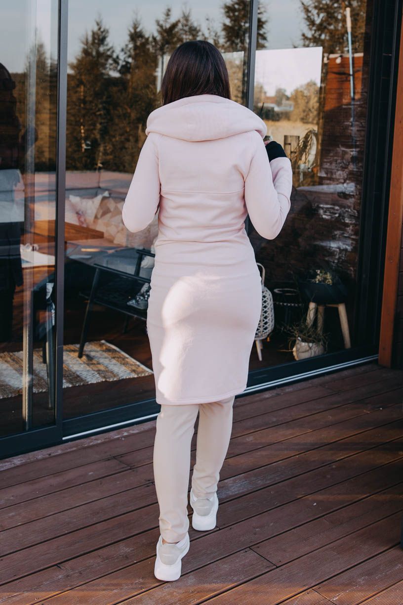 Agát má na sobě při své výšce 171 cm velikost XS.