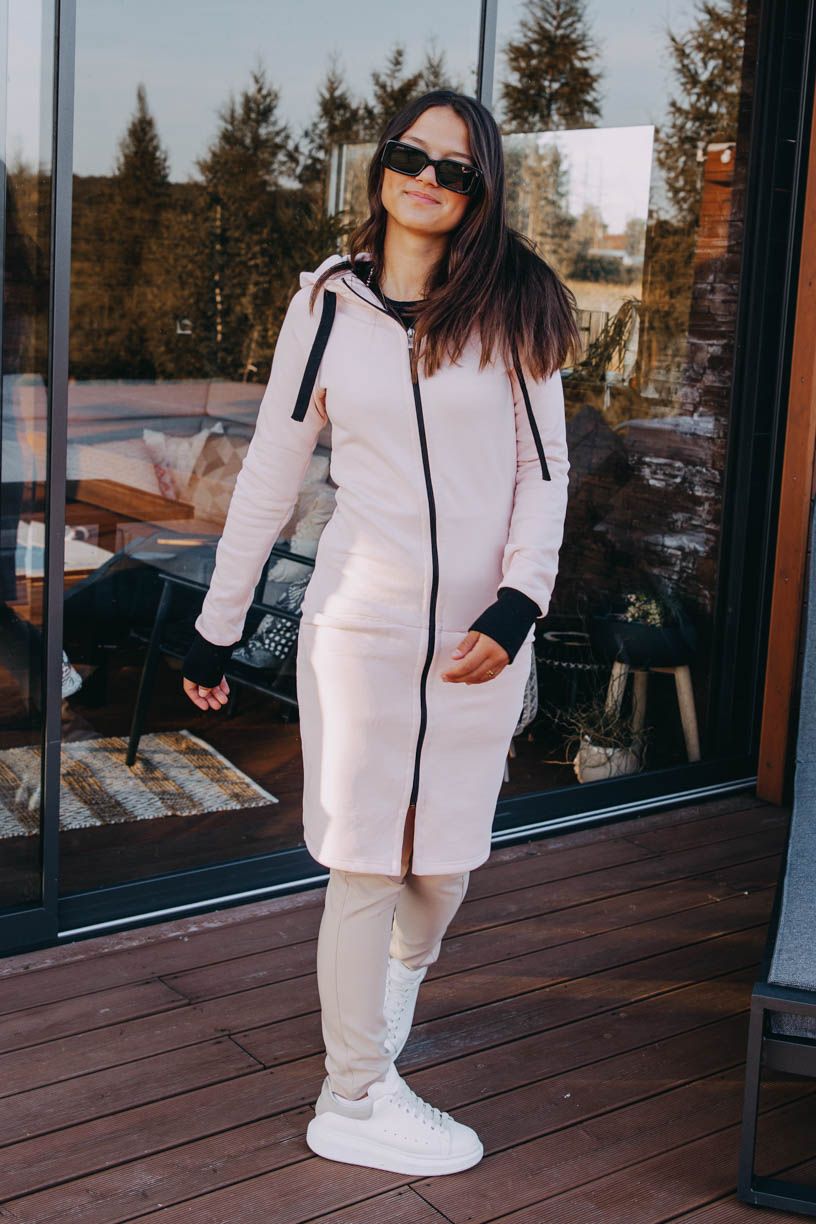 Agát má na sobě při své výšce 171 cm velikost XS.