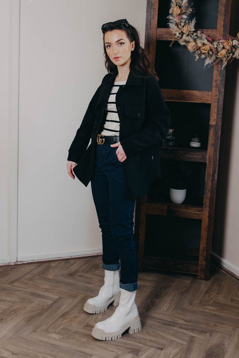 Kačka má na sobě při své výšce 170 cm velikost S.