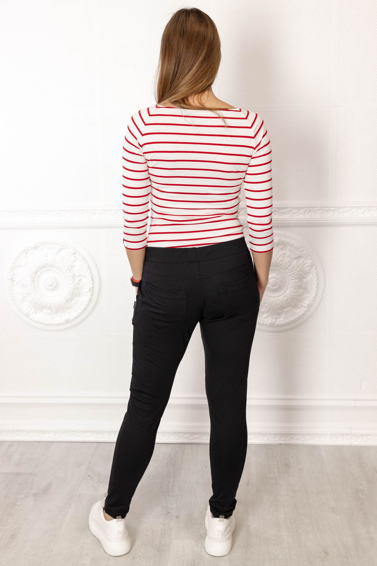 Markét má na sobě při své výšce 173 cm velikost S ve standardní délce.