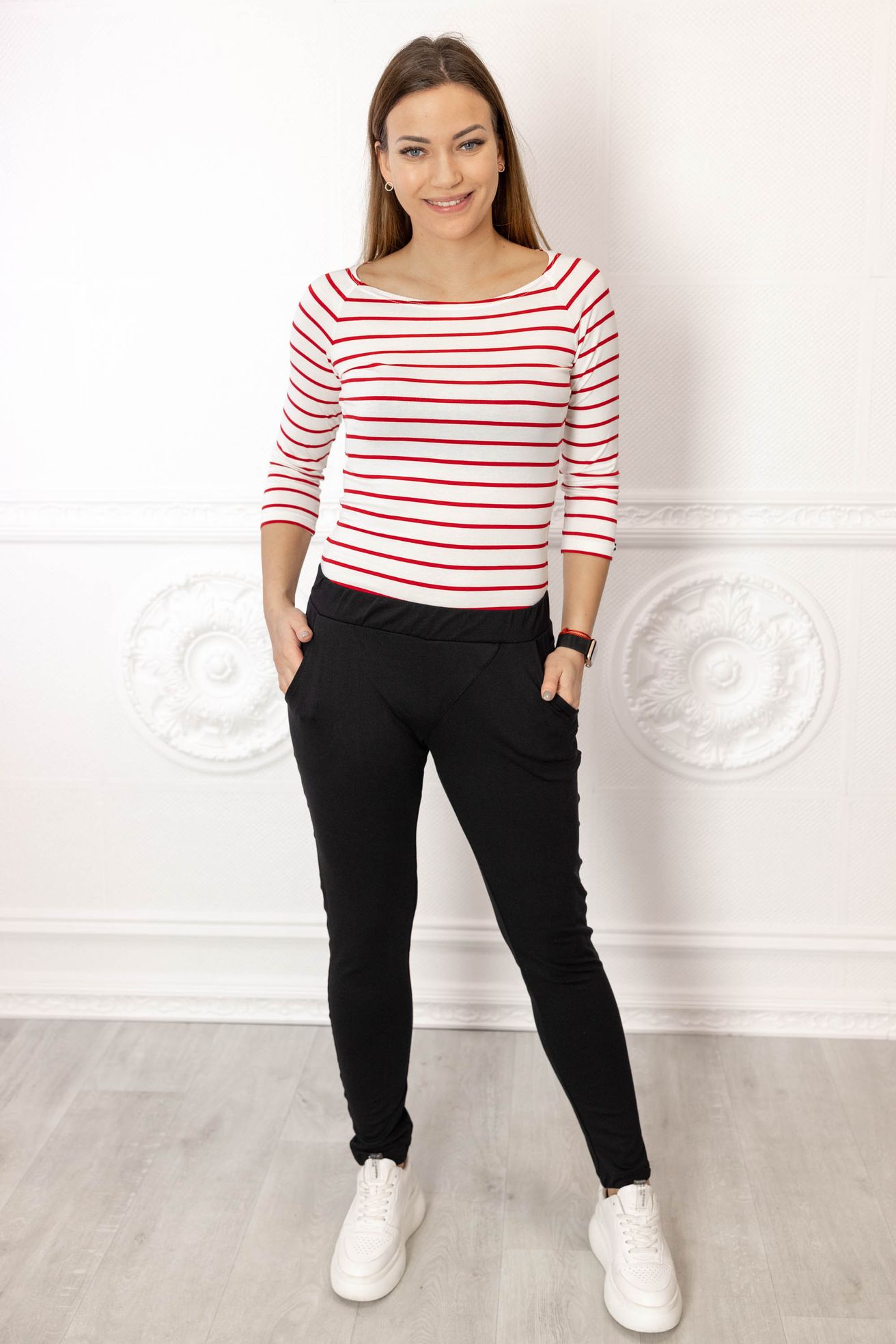 Markét má na sobě při své výšce 173 cm velikost S ve standardní délce.