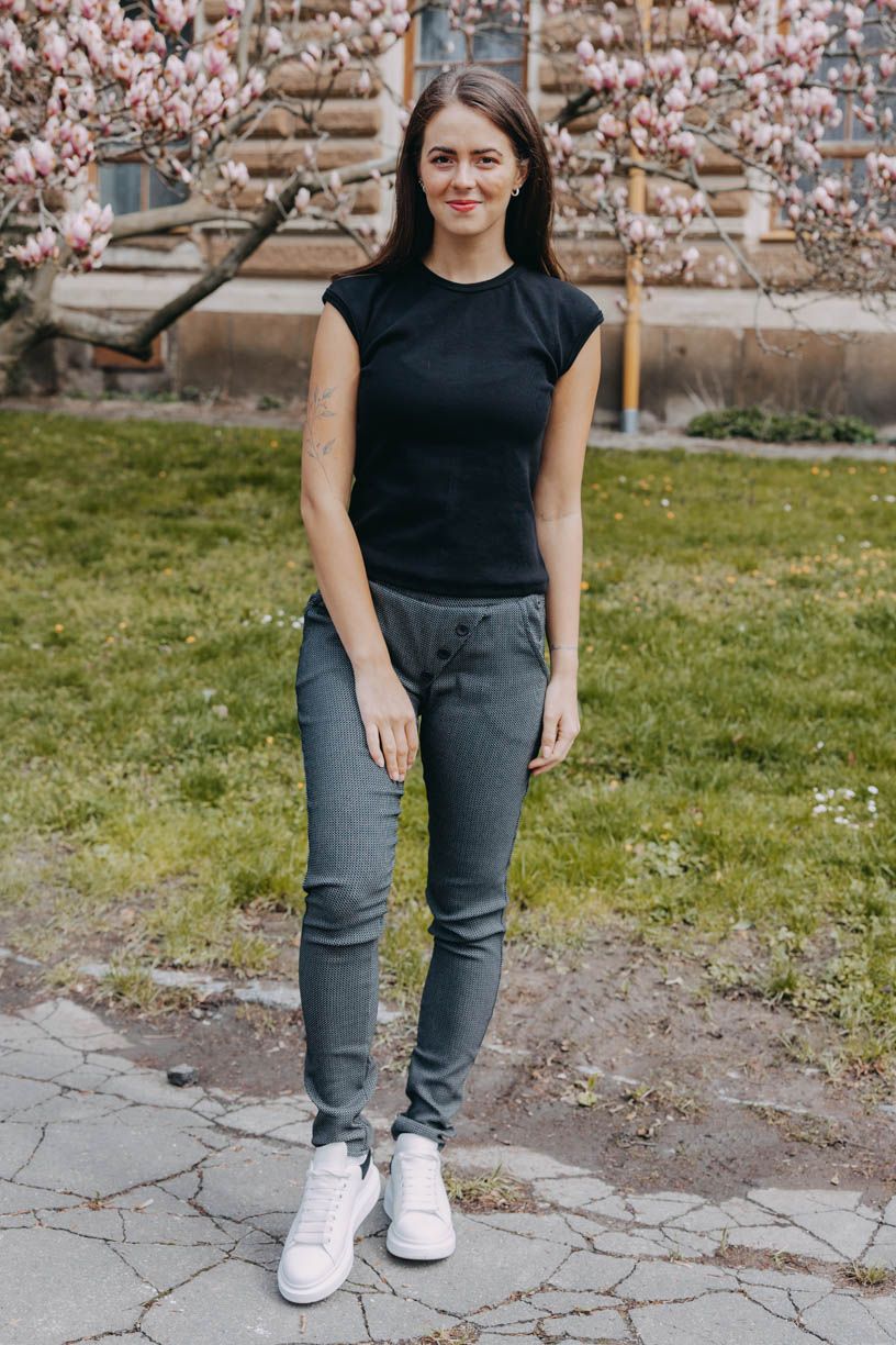 Káťa má na sobě při své výšce 170 cm velikost XS ve standardní délce.