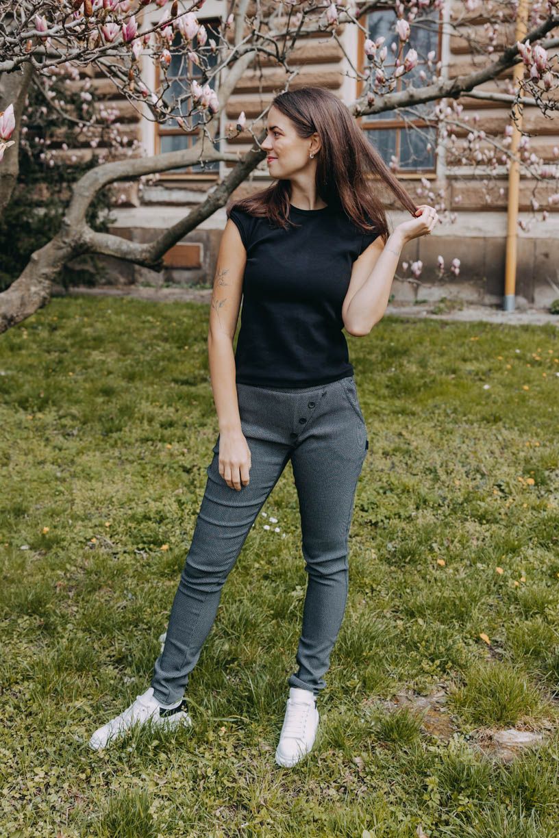 Káťa má na sobě při své výšce 170 cm velikost XS ve standardní délce. 