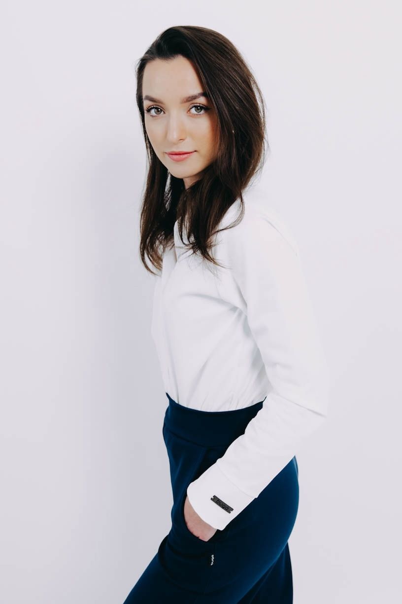 Kačka má na sobě při své výšce 170 cm velikost XS.