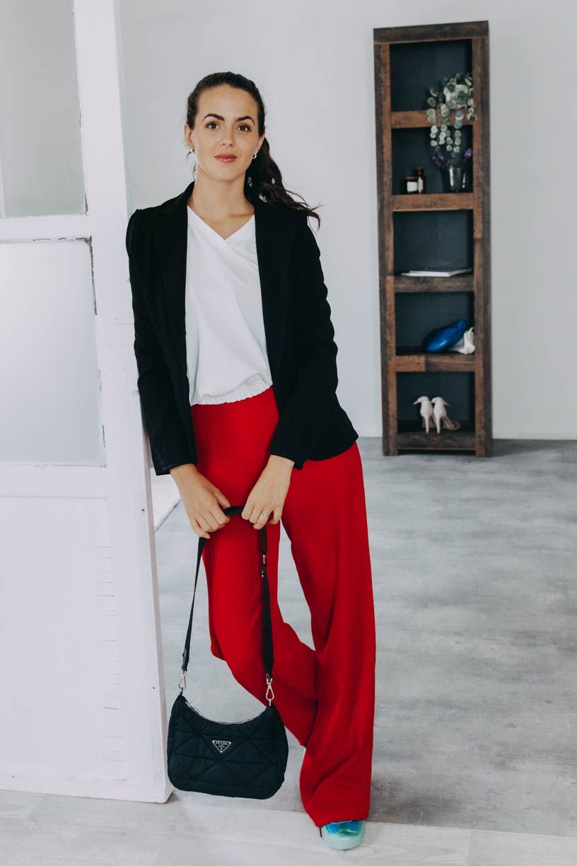 Káťa má na sobě při své výšce 170 cm velikost XS.