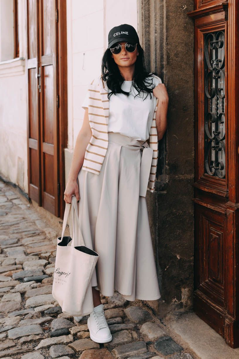 Monča má na sobě při své výšce 160 cm velikost XS.