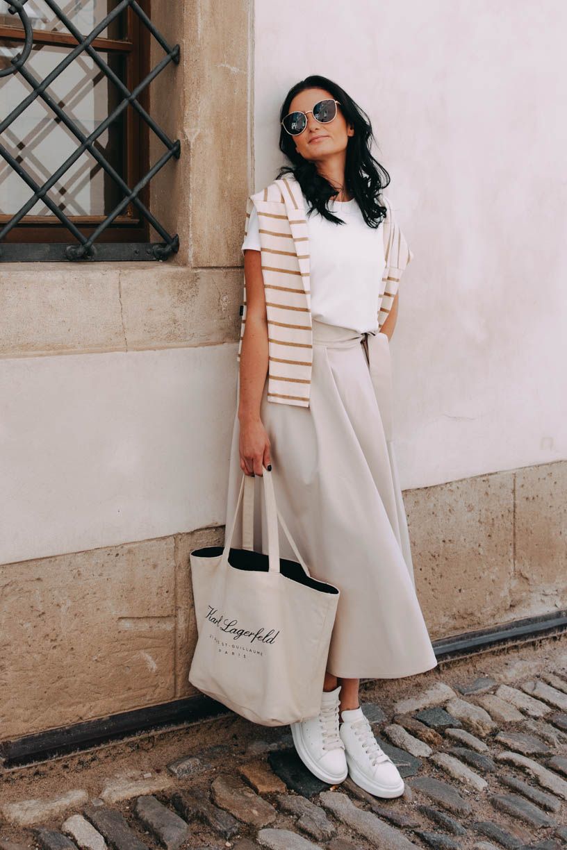 Monča má na sobě při své výšce 160 cm velikost XS.