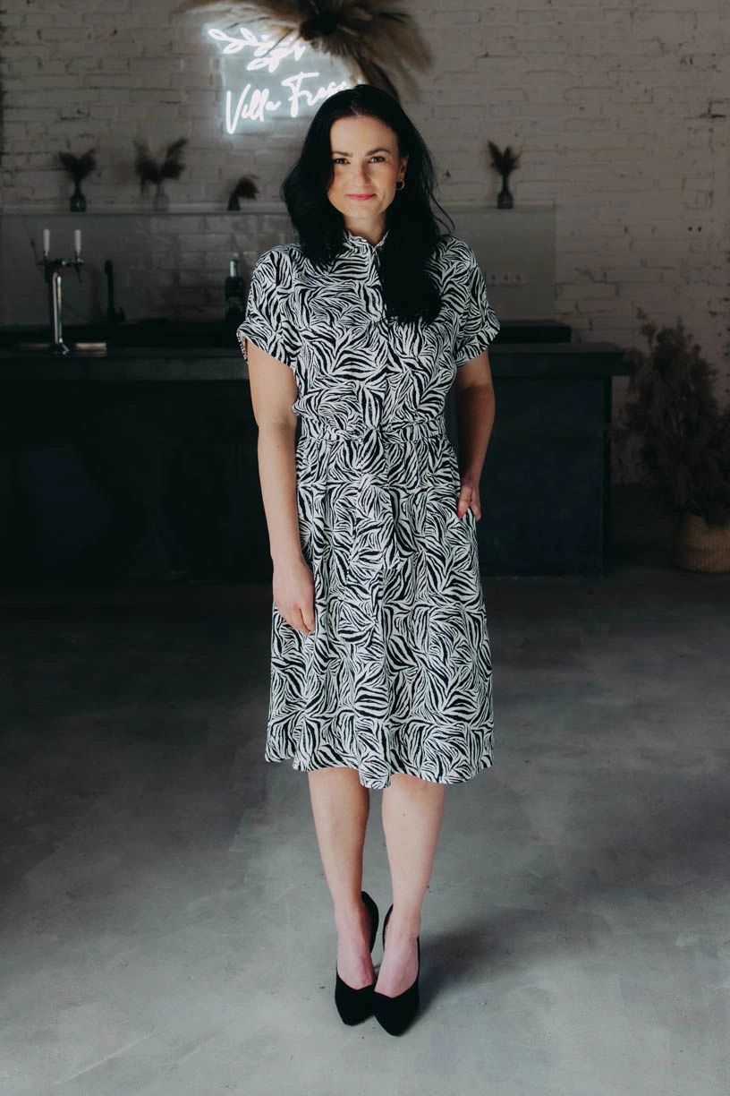 Monča má na sobě při své výšce 160 cm velikost XS.