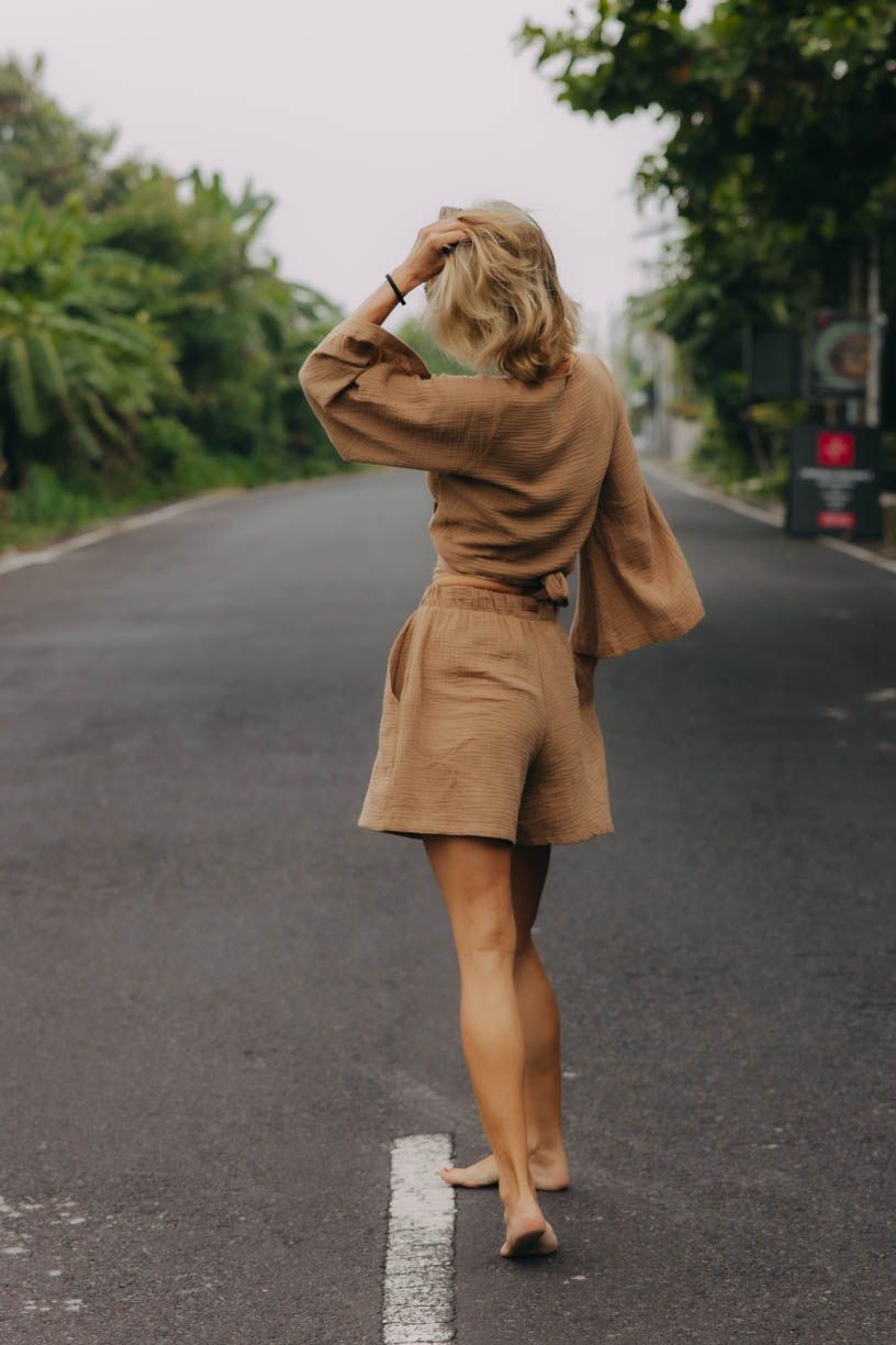 Ali má na sobě při své výšce 180 cm velikost XS/S.