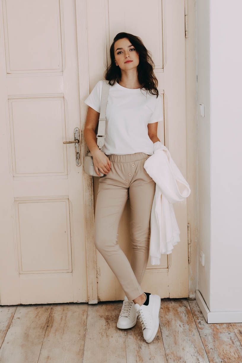 Kačka má na sobě při své výšce 170 cm velikost XS.