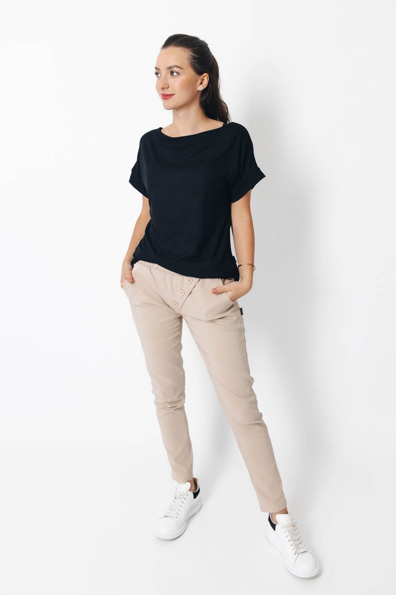 Kačka má na sobě při své výšce 170 cm velikost XS.