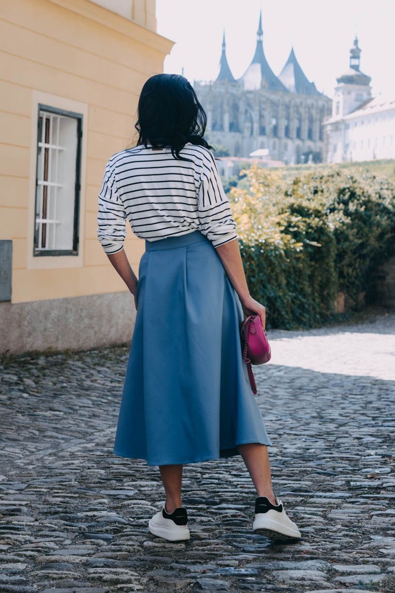 Monča má na sobě při své výšce 160 cm velikost XS.