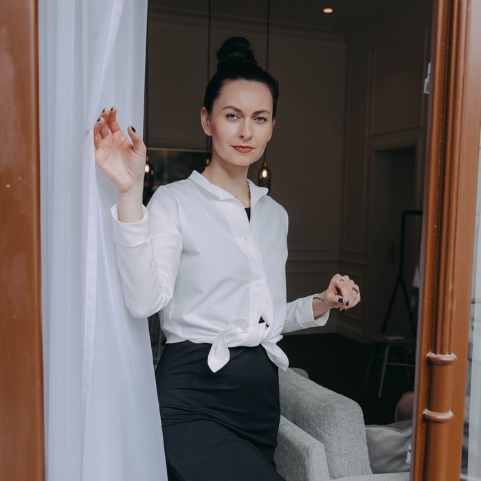 Bílá košile - základ minimalistického šatníku. Volně, zavázaná, ke kalhotám i na černé šaty. Z kolekce české značky Buga.