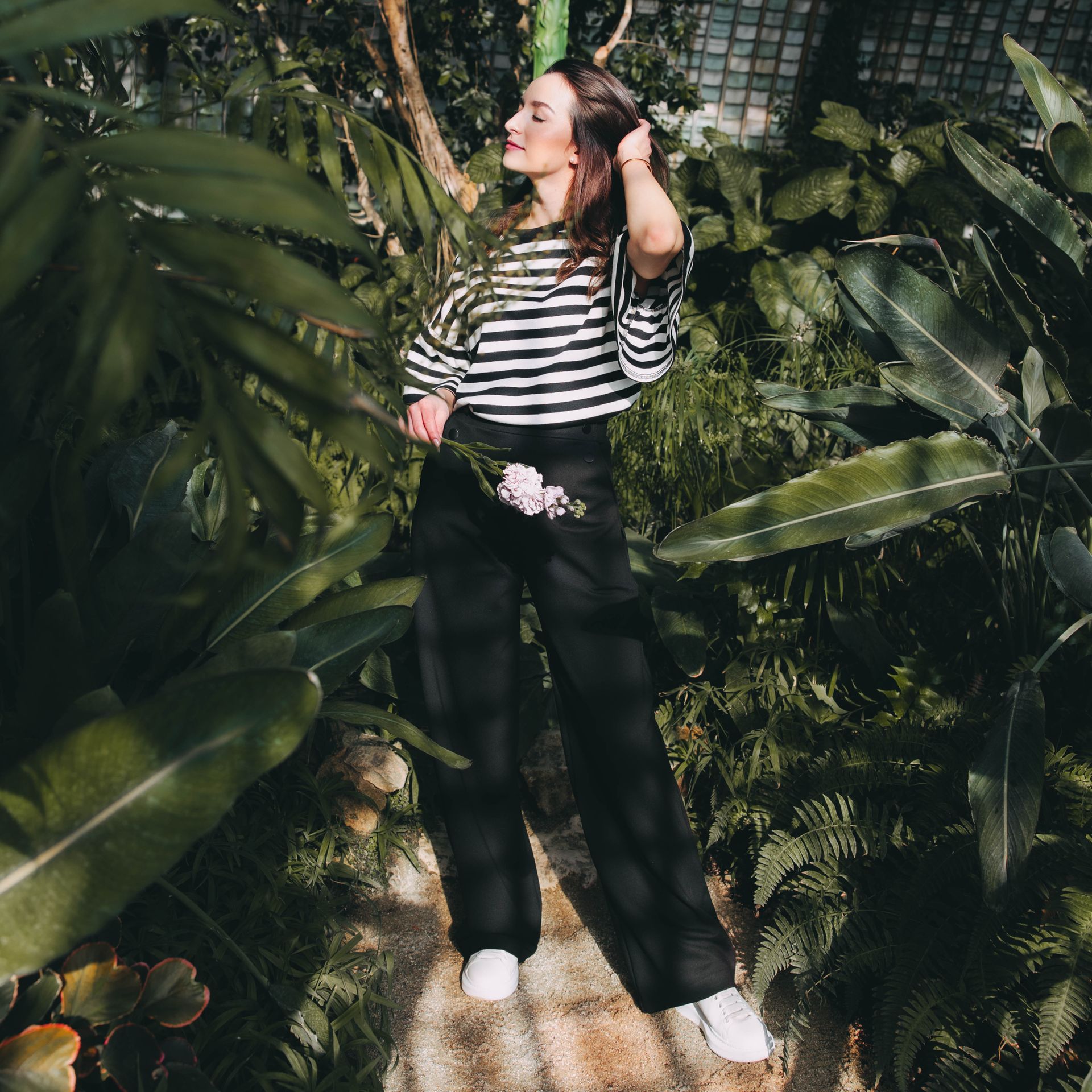 Pruhované tričko a černé kalhoty. Must have v šatníku, který má něco navíc - organický materiál a nadčasovost.