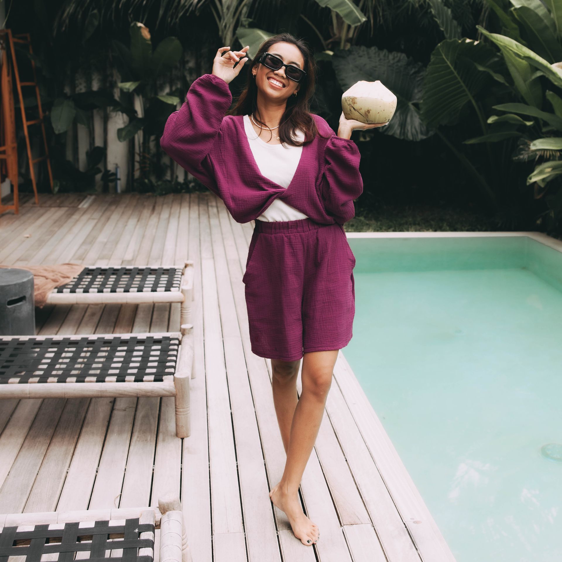 Mušelínový komplet topu a kraťasů ve vínovém odstínu zaujme svým střihem i provedením.