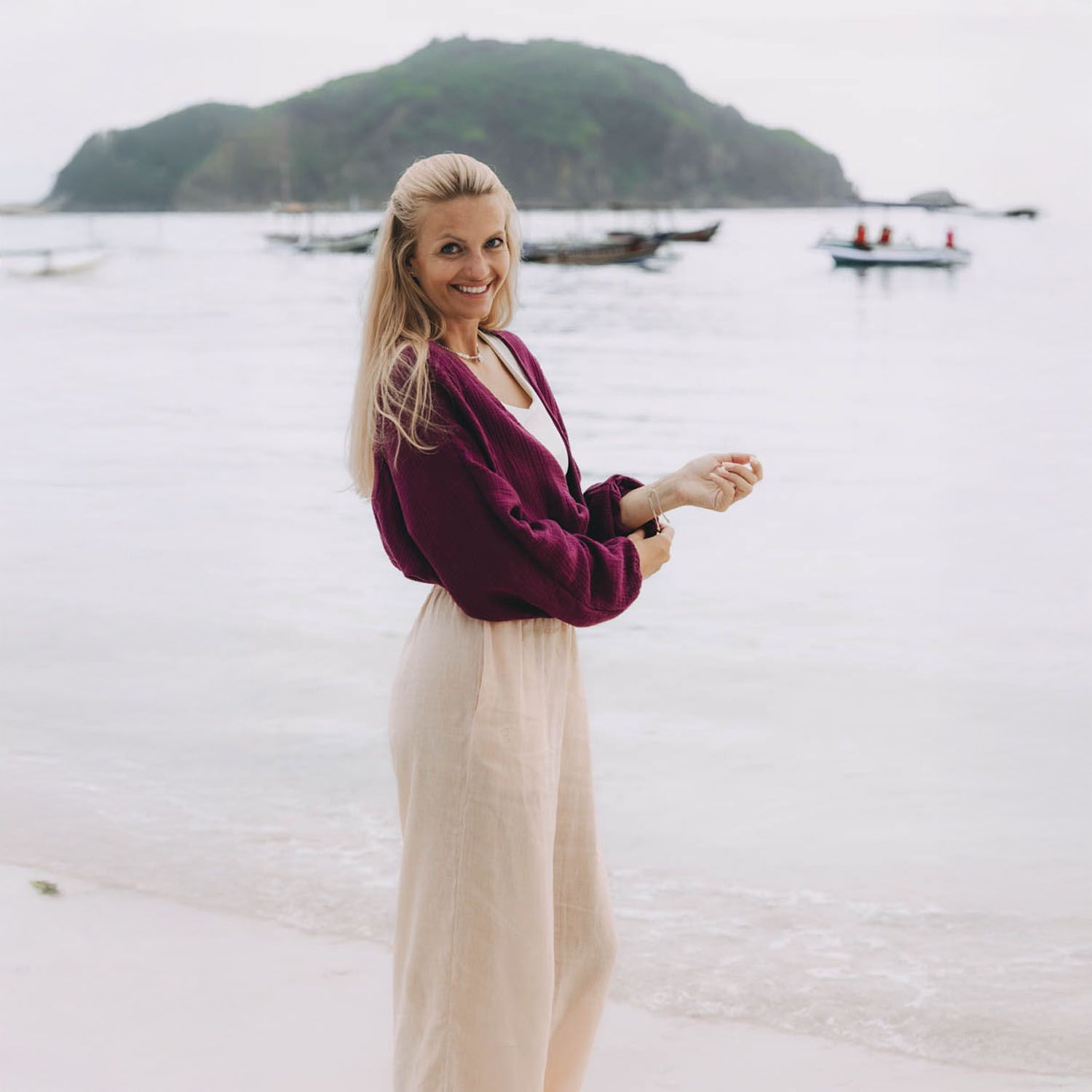 Vínový mušelínový vršek Atai a lehké meruňkové kalhoty Ejila z české kolekce Buga