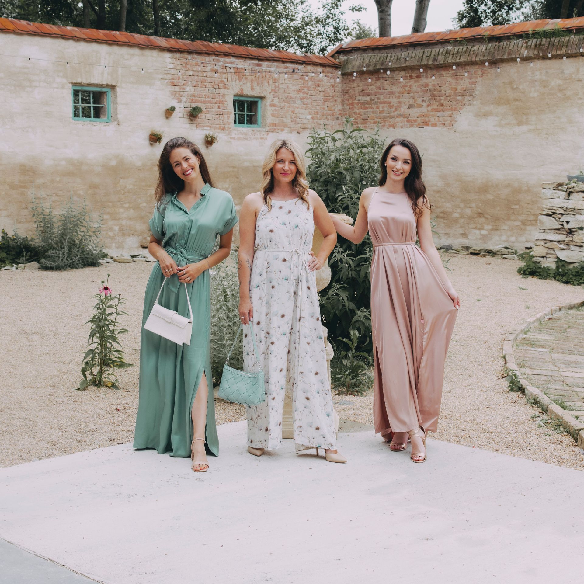 Dlouhé mintové košilovky Yenge, rozevláté starorůžové šaty Ishani a dlouhý květinový overal na ramínka. Vše v duchu udržitelné lokální výroby. 