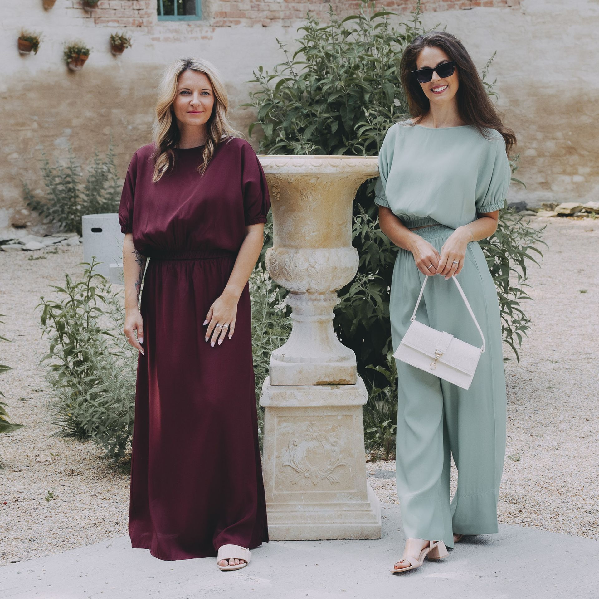 Bali kolekce je láska. Top Geeti s gumou v pase i na rukávech si skvěle rozumí se sukní i kalhotami. V odstínech bordó a světle zelené.