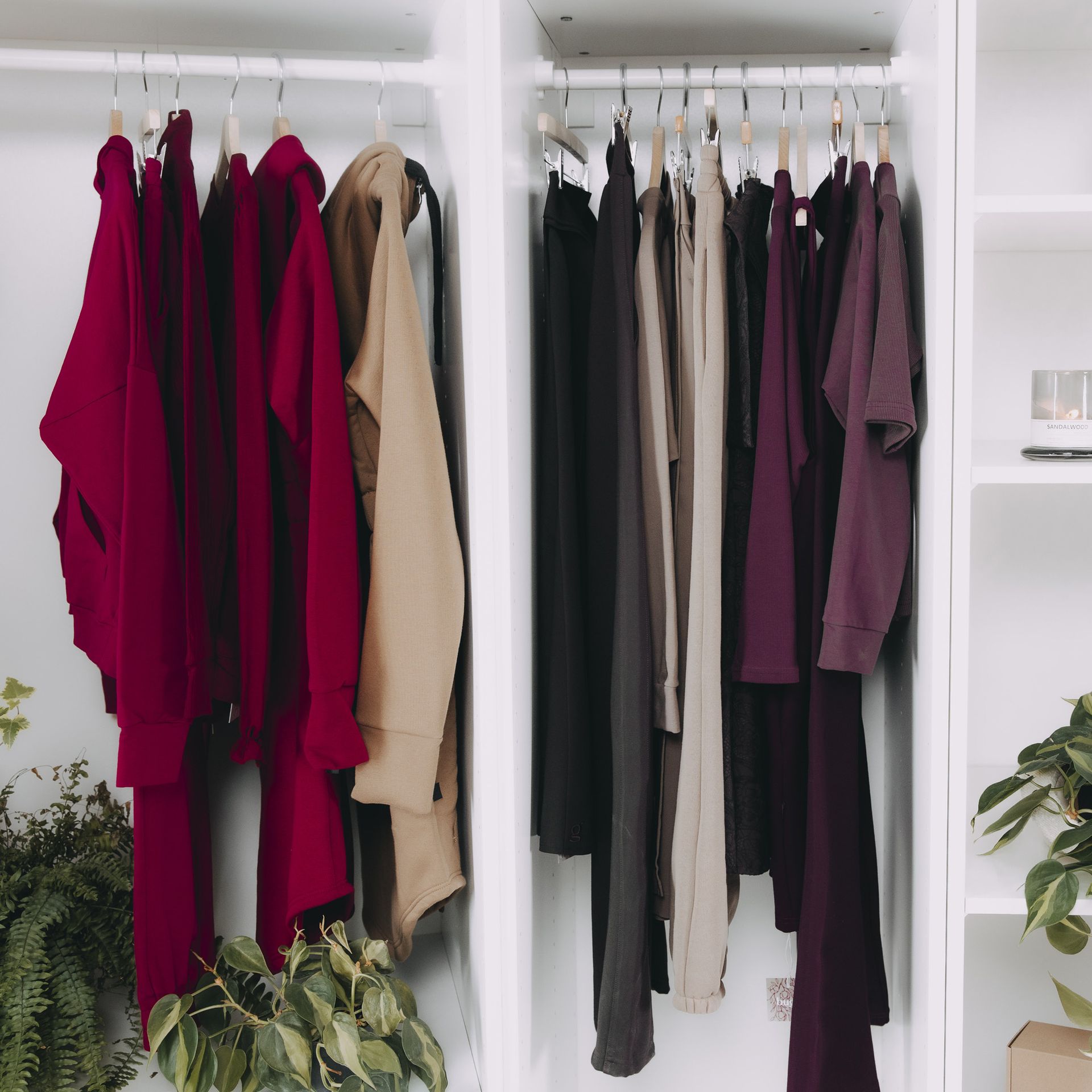 Zapomeňte na černou! Podzim 2025 ovládají tři trendy barvy: Hnědá, Vínová a Lahvově Zelená. Zjistěte, jak s nimi být šik a elegantní.