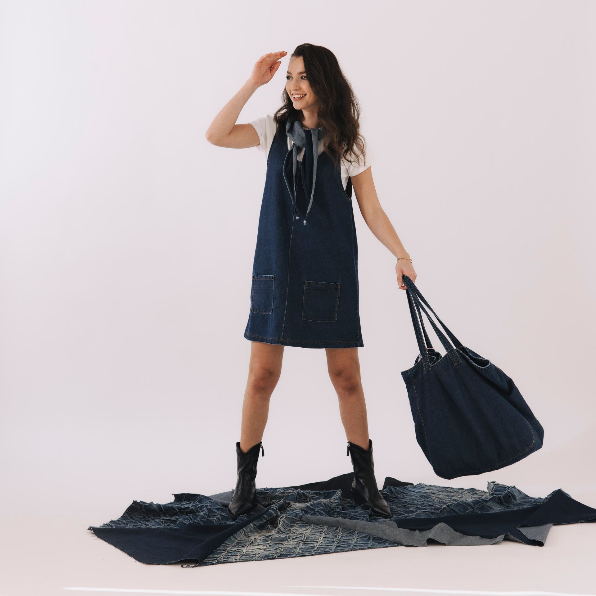 Kačka vytvorila skvelý outfit z denimovej šatovky v dĺžke nad kolená, bieleho trička, rifľovej šatky a rifľovej tašky. Kúsky patria do kolekcie Blue Soul, ktorá vznikla v Česku.