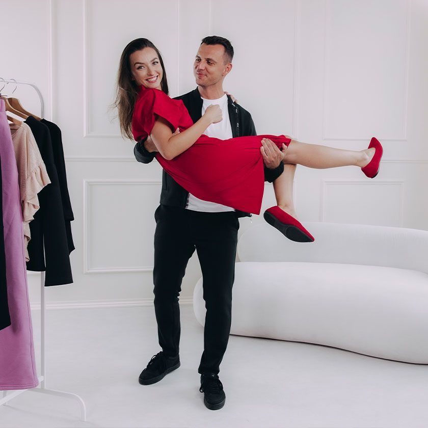 Výběr outfitu vyhrály červené dámské košilovky Shania z letní kolekce Buga. Šťastný partner teď nosí Kačku na rukou.