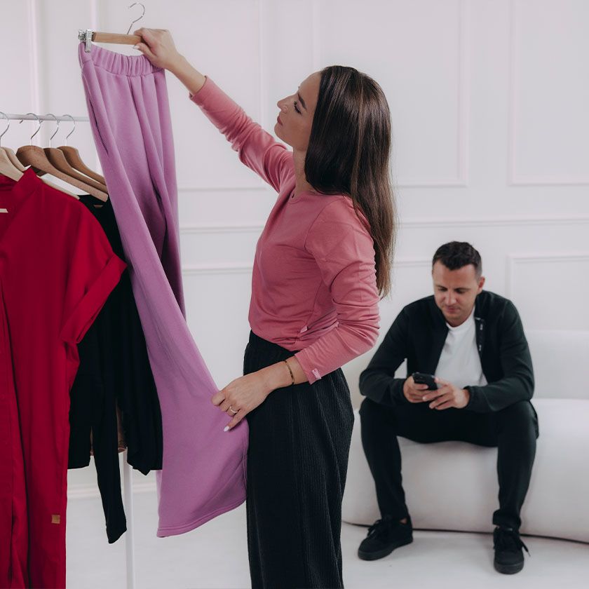 Vybrat si ten pravý kousek do šatníku není hračka. Kačku právě zaujaly růžové tepláky z kolekce Comfy, které jsou ušité v Česku. Budou se partnerovi líbit?