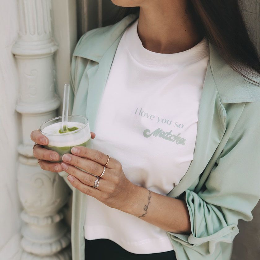 Světle zelené sáčko Chima je inspirováno oblíbeným nápojem matcha. Spolu s tričkem s nápisem "I love you so - matcha" patří do kolekce Mood od české značky Buga.